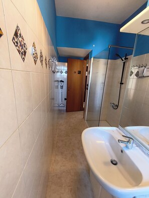 Bathroom - Cozy abode close to all services, historic center, fairgrounds and Hospital (Ferrara)