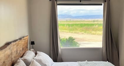Quiet Studio Cabin- with farm and mountain vistas between Lovell & Cowley WY,
