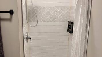 Dusche, Haartrockner, Handtücher, Seife