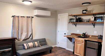 Quiet 1-bedroom cabin with farm and mountain vistas between Lovell & Cowley WY,