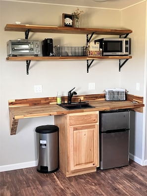 Coffee/tea maker, cookware/dishes/utensils, paper towels
