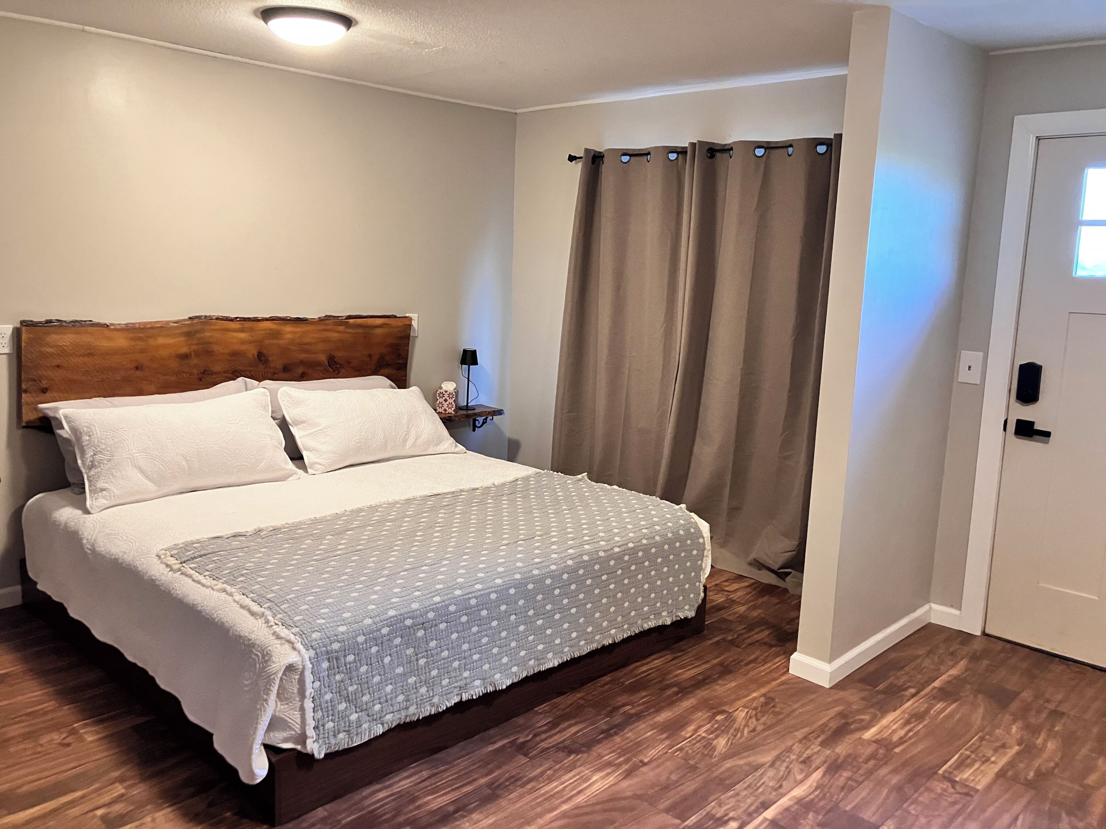 1 slaapkamer, een strijkplank/strijkijzer, gratis wifi, beddengoed