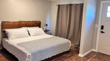 1 slaapkamer, een strijkplank/strijkijzer, gratis wifi, beddengoed