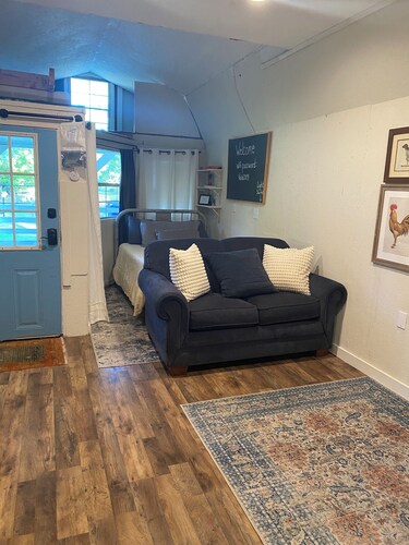Tranquil 1-bedroom Tiny House with AC in Jesup