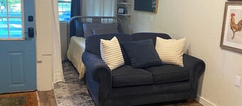 Tranquil 1-bedroom Tiny House with AC in Jesup