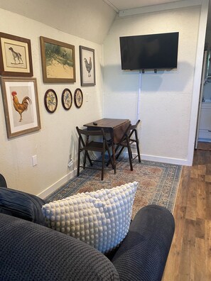 Living area - Tranquil 1-bedroom Tiny House with AC in Jesup (Jesup)