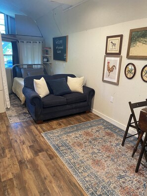 Living area - Tranquil 1-bedroom Tiny House with AC in Jesup (Jesup)