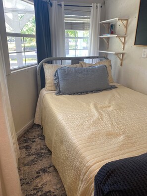 Room - Tranquil 1-bedroom Tiny House with AC in Jesup (Jesup)