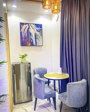 Economy-Apartment, Balkon, Stadtblick | Speisen