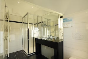 Business Double Room | Bathroom | Free toiletries, hair dryer, towels, soap