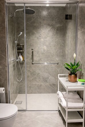 Bathroom - Modern KL Stay | Walk to TRX, Pavilion & MRT (Kuala Lumpur)