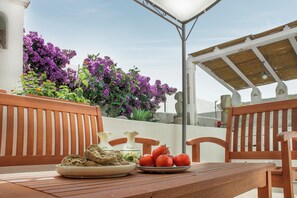 Outdoor dining - Myrtle cottage 300 meters from the sea with garden and 2 full bathrooms. (Santa Cesarea Terme)