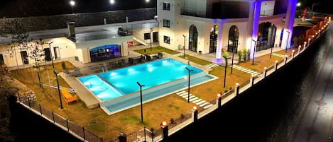 Seasonal outdoor pool, pool umbrellas, sun loungers