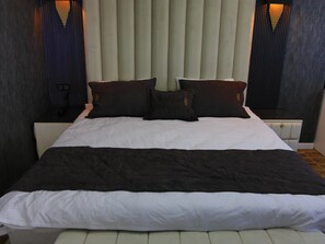 Standard Room, City View | Free minibar, in-room safe, desk, iron/ironing board