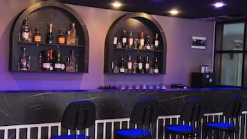 بار بجانب حمام السباحة