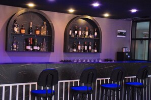 Bar tepi kolam renang