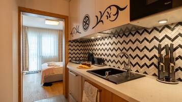 Apartament, 1 dormitori, balcó | Cuina privada | Frigorífic, microones, placa de cuina i rentaplats