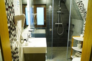 Apartment | Bathroom | Hair dryer, towels, toilet paper