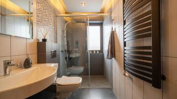 Apartament, 1 dormitori, balcó | Bany | Assecador de cabells, tovalloles i paper higiènic