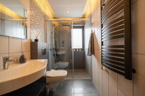 Departamento, 1 habitación, balcón | Baño | Secadora de cabello, toallas, papel de baño 