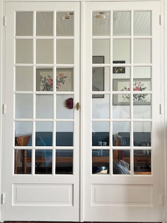 Interior. Peaceful Family Home, Garden & Patio & Private Parking, Visit Disney & Paris