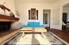 Living area - Vrbo Property (Champs-sur-Marne)