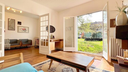 Peaceful Family Home, Garden & Patio & Private Parking, Visit Disney & Paris