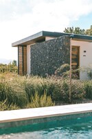 Una piscina al aire libre de temporada