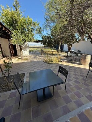 Outdoor dining - Boutique Hotel Bodega CICLO ANDINO (Perdriel)