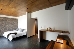 Habitación Deluxe con 1 cama matrimonial o 2 individuales, vista al viñedo | Caja de seguridad en la habitación, cortinas blackout y wifi gratis 