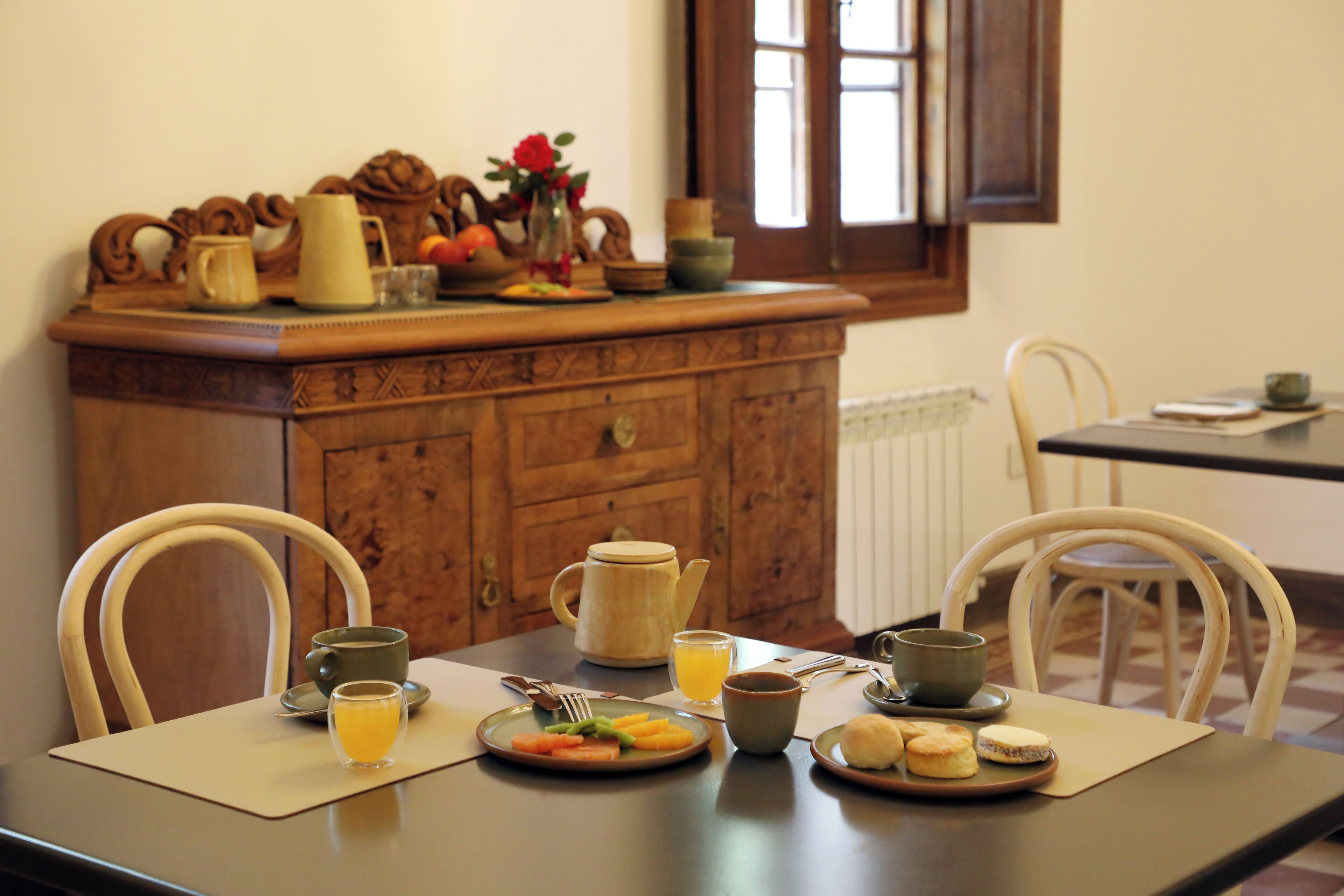 Desayuno con opciones de la cocina local incluido todos los días 