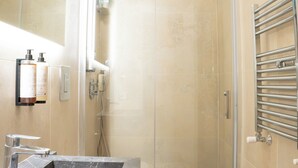 Classic Double Room | Bathroom