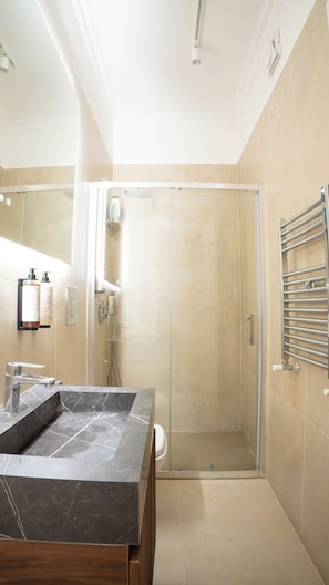 Classic Double Room | Bathroom | Hair dryer, towels, soap, shampoo