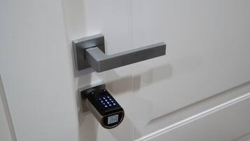 Una porta moderna con serratura a combinazione digitale e maniglia metallica.