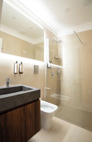 A modern bathroom with a glass-enclosed shower, a vanity with a marble countertop, and a toilet. - Vatican Boutique Rooms (Rome)