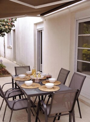 Outdoor dining - House 80m² Rochefort : Cure, Family, Telecommuting, Wifi 7 & Free parking. (Rochefort)