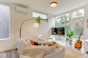 Smart TV - Perch - Modern Queen Anne Retreat with Rooftop & Guitar (Seattle)
