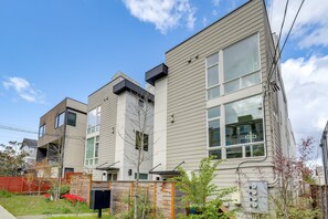 Exterior - Perch - Modern Queen Anne Retreat with Rooftop & Guitar (Seattle)