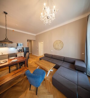 Living area - DOWONTON - 2 Room Large Apartment (Praha)