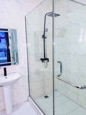 Luxury Apartment, Balcony, City View | Bathroom | Shower, free toiletries, towels, soap - L Rina Apartment (Lekki)