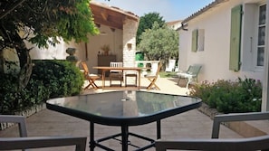 Outdoor dining - Vrbo Property (Les Portes-en-Ré)