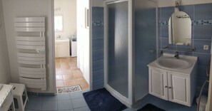 Bathroom - Vrbo Property (Les Portes-en-Ré)