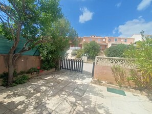 Property grounds - Family pavilion with AC near the sea (Fleury-Saint-Pierre-la-Mer)