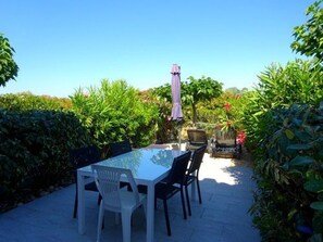 Outdoor dining - Comfy villa with AC, lake view - 5 guests (Le Barcarès)