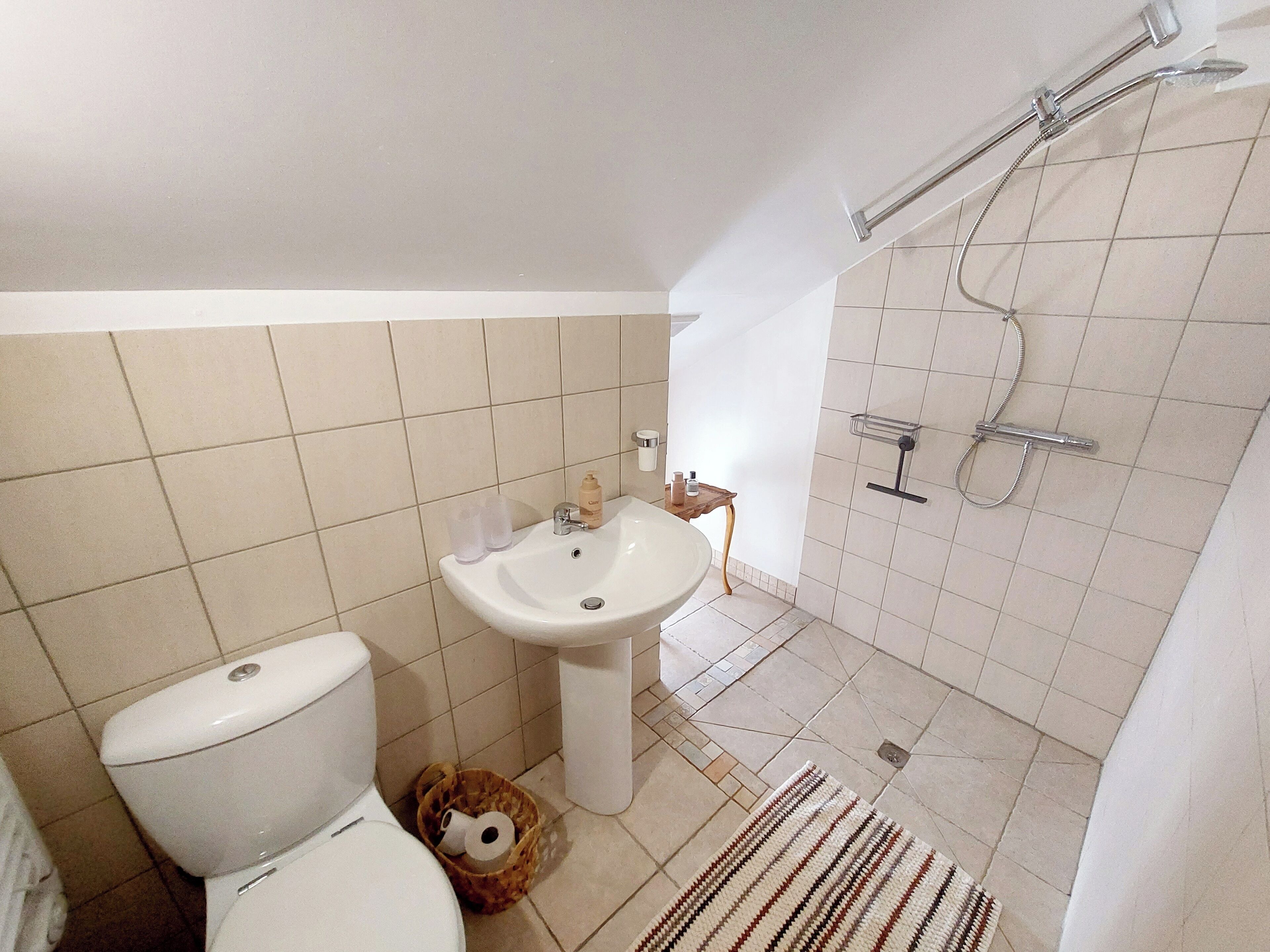 Chambre Quadruple Confort, non-fumeurs, vue jardin | Salle de bain