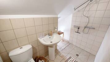Chambre Quadruple Confort, non-fumeurs, vue jardin | Salle de bain