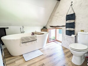 Dobbeltrom – comfort, hageutsikt | Bad | Hårføner, håndklær, såpe og sjampo