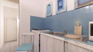 Fridge, microwave, stovetop, electric kettle