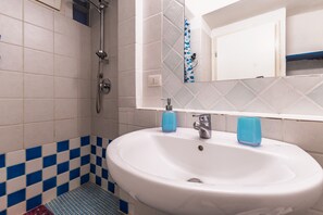 Een douche, een haardroger, handdoeken