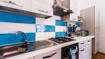 Coffee/tea maker, fridge, microwave, oven